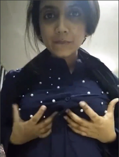 Big Boobs Aunty SHowing And Dancing In Bathroom