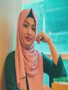 Gorgeous Girl Masturbating In Bathroom