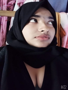 Sexy Muslim GF Showing Boobs On Video Call